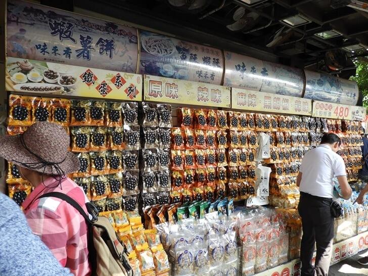 淡水老街超多賣鐵蛋的店家