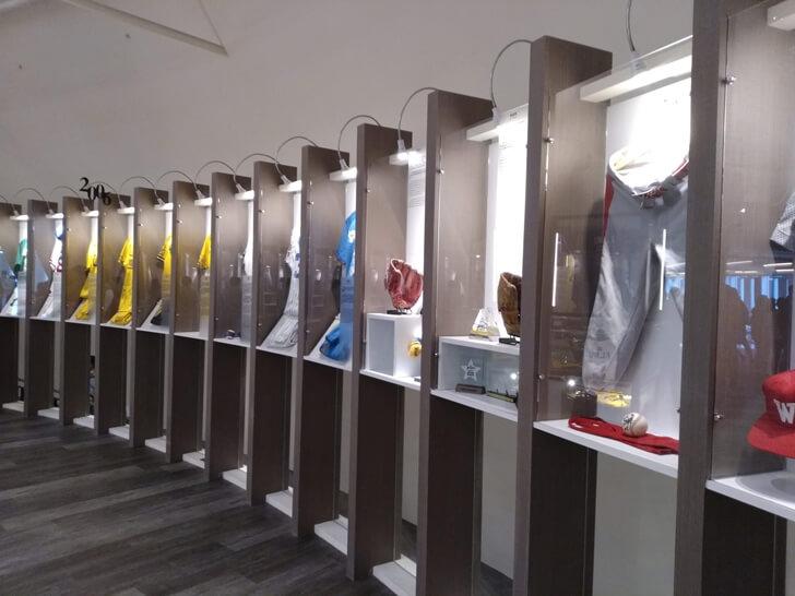 各式各樣的展出品牆