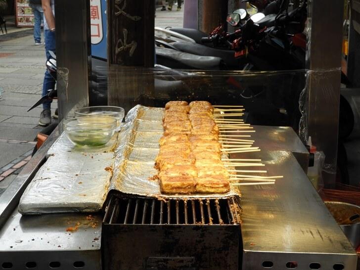 隨處可見臭豆腐的深坑老街