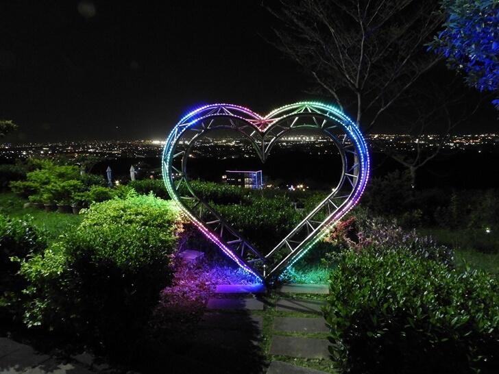 愛心搭配夜景簡直超浪漫