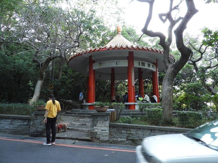 停車場旁的小涼亭