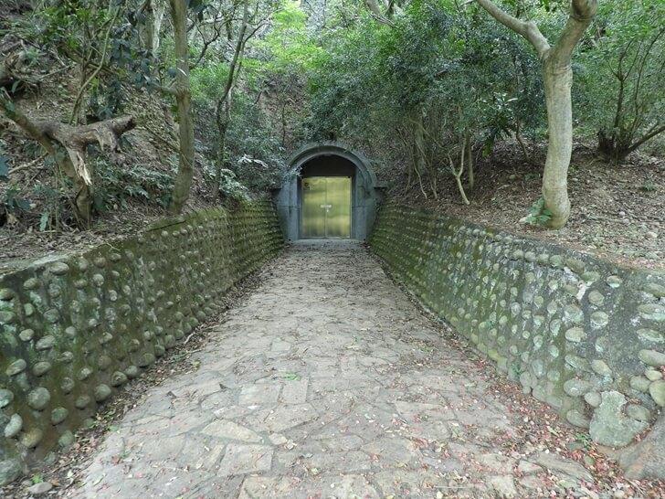前方是防空洞