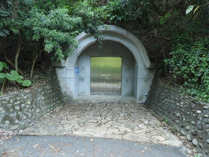 防空洞大門深鎖