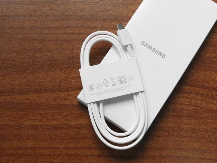 白色盒子裡是 USB 傳輸線（Type-C）
