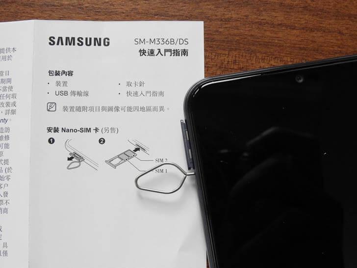 用取卡針把卡槽推出來