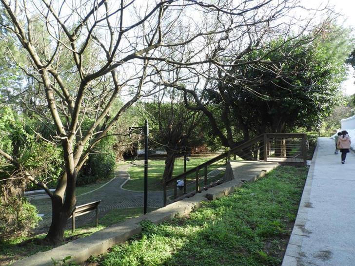 燈塔旁有一個小公園
