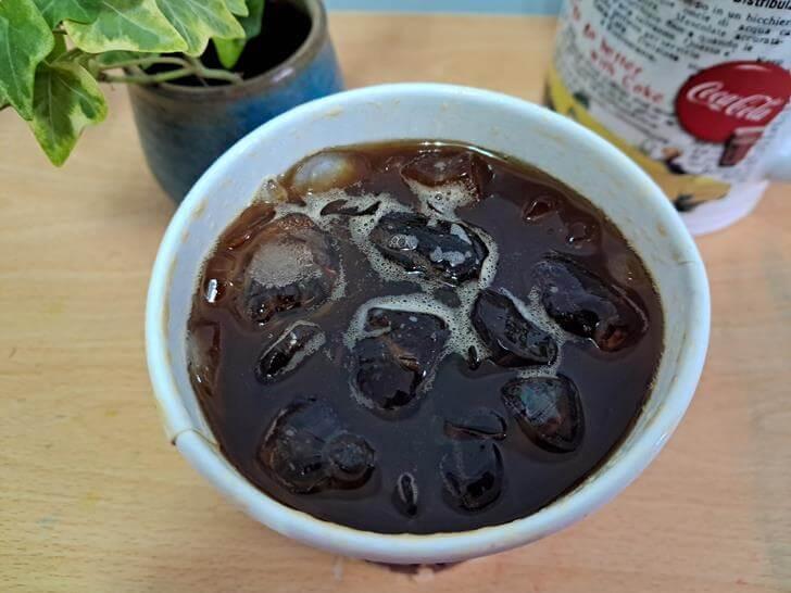 打開蓋子看看冰黑咖啡