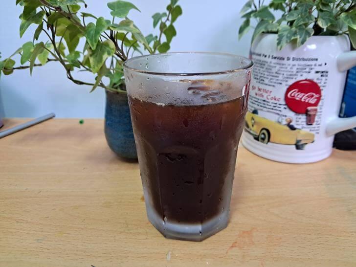 倒出來看美廉社冰美式咖啡的濃度