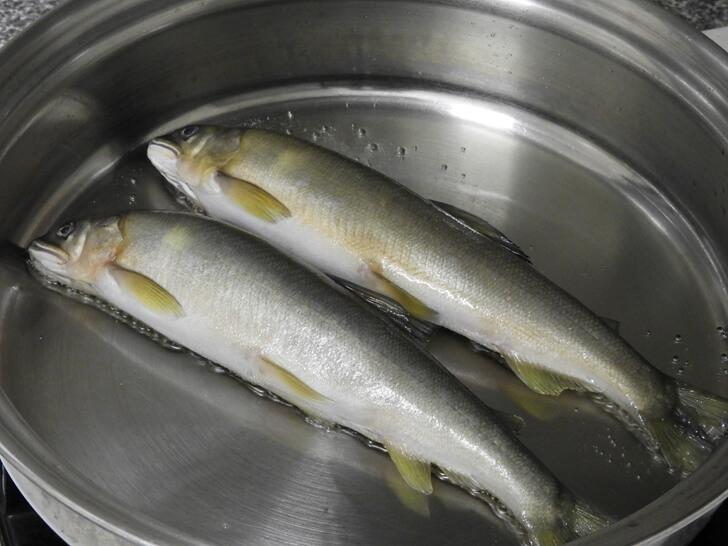 兩條黃金公香魚正在平底鍋煎