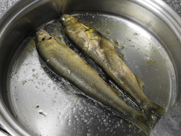 翻面看到金黃色的香魚外皮