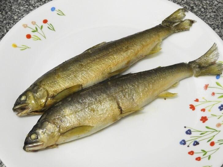 剛煎好起鍋的黃金公香魚
