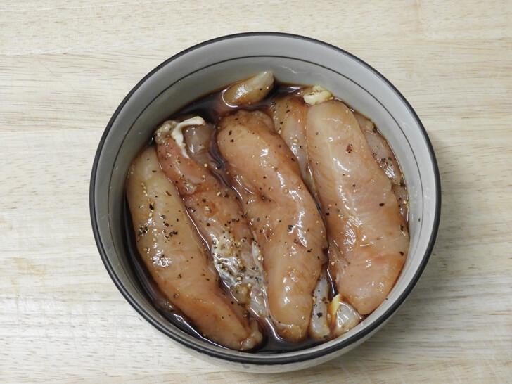先將里肌肉醃好
