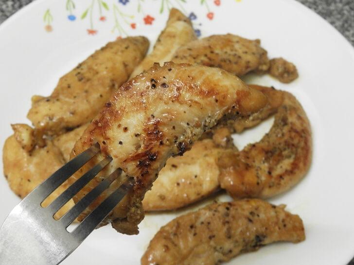 叉起一條剛煎好的鮮雞里肌肉