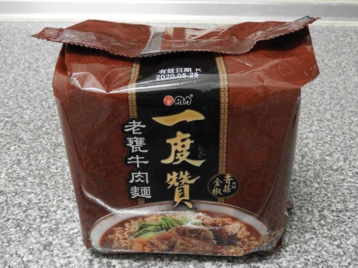 一袋三包裝的一度贊老甕牛肉麵
