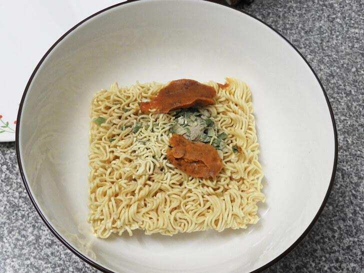 開始來加粉包及醬料包