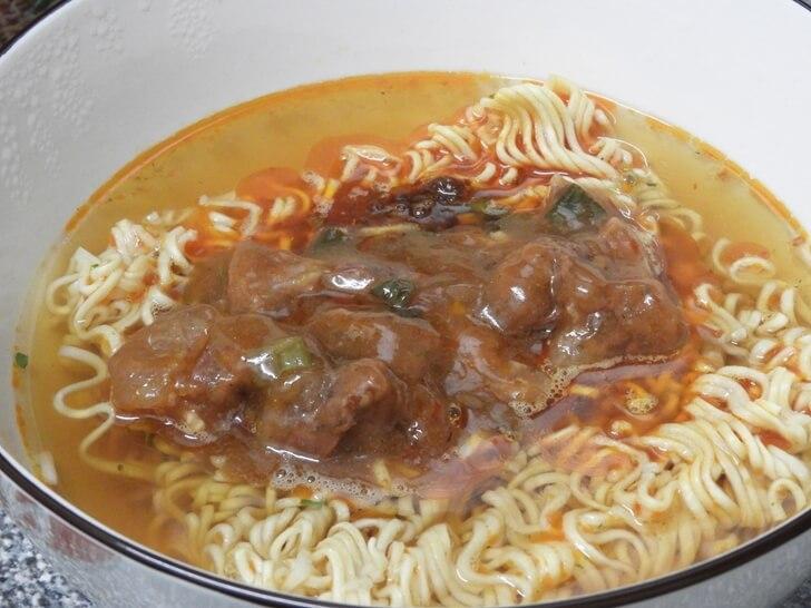 特寫麵上的老甕牛肉調理包內容