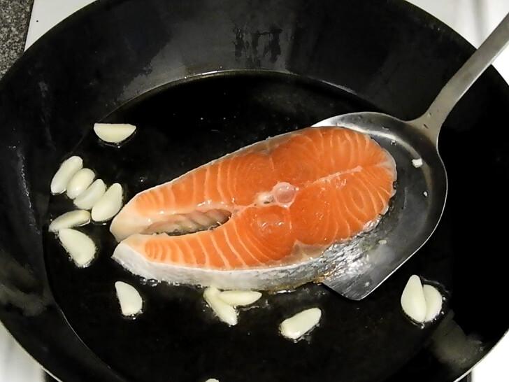 準備將智利鮭魚翻面