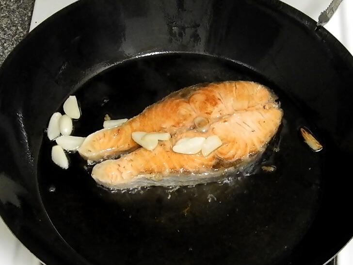 稍微再煎一下讓魚肉上色