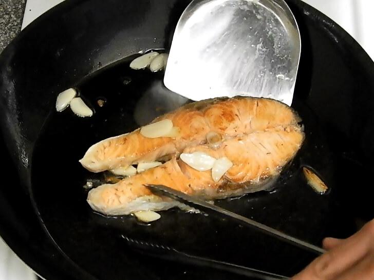 準備將智利鮭魚起鍋