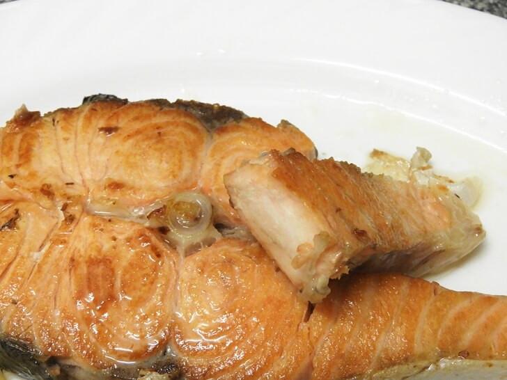 夾一塊鮭魚肉塊特寫