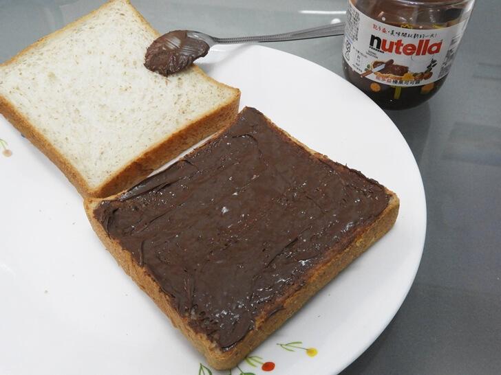 均勻塗抹在全麥吐司上