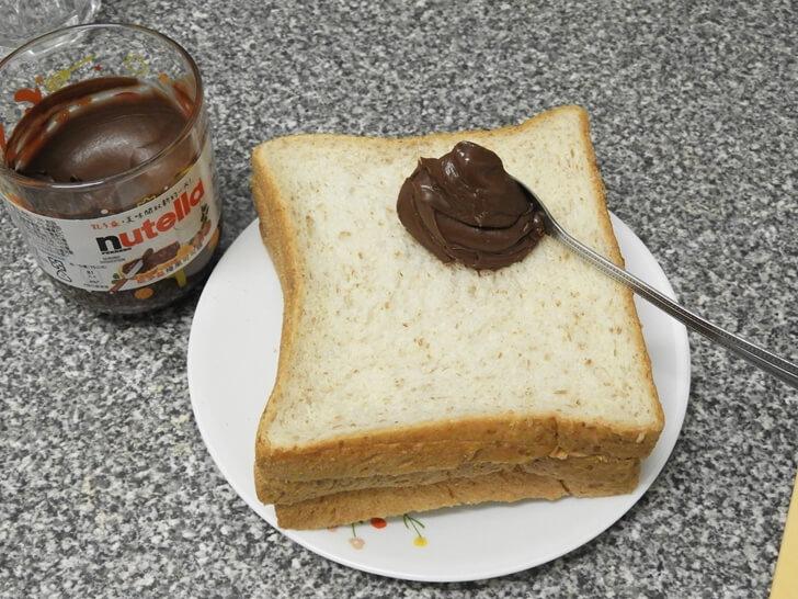 將榛果可可醬塗抹在全麥吐司上