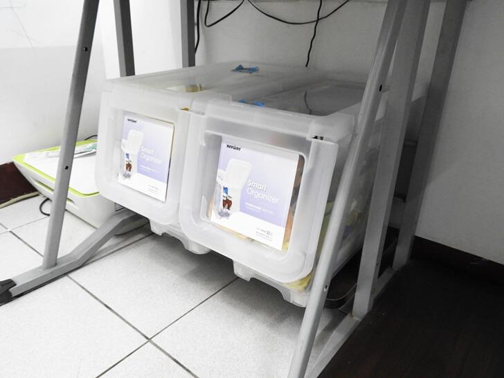 放在電腦桌下方的收納空間