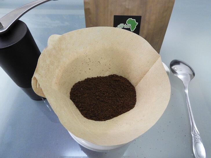 咖啡粉倒入濾紙中