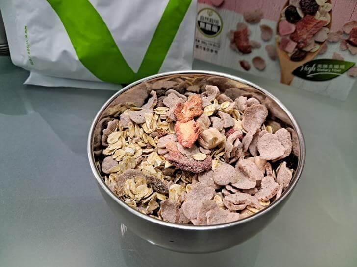 一碗乳酸菌草莓優格麥片