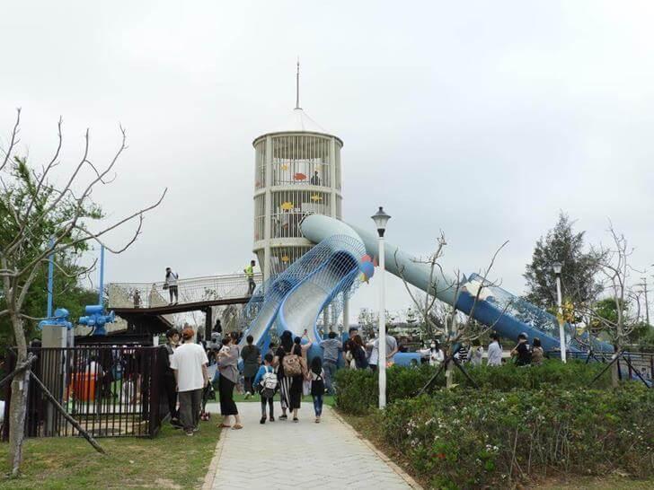 水之丘主題公園最吸引人的飼料桶溜滑梯