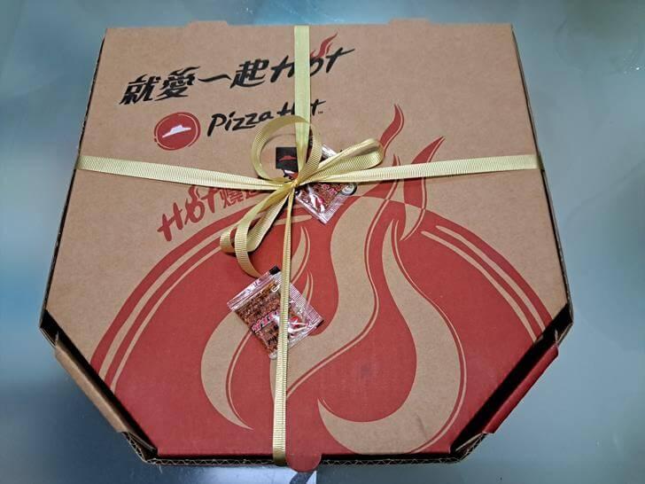 剛拿到的必勝客199大比薩