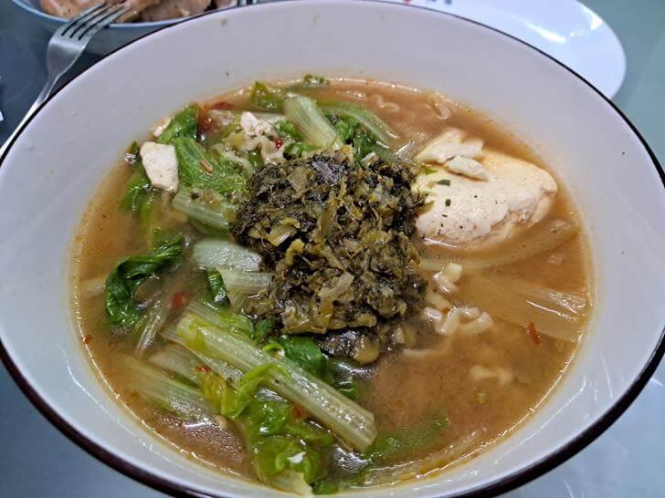 剛煮好的五木三顧茅廬酸菜牛肉風味湯麵