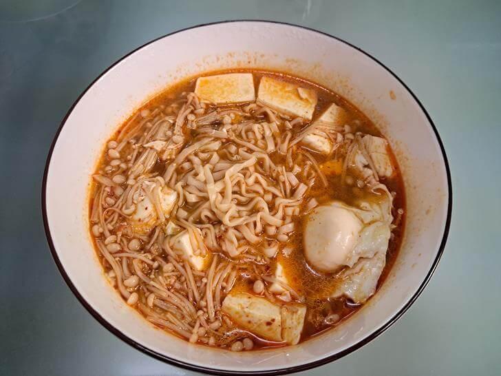剛煮好的五木三顧茅廬麻辣火鍋風味湯麵