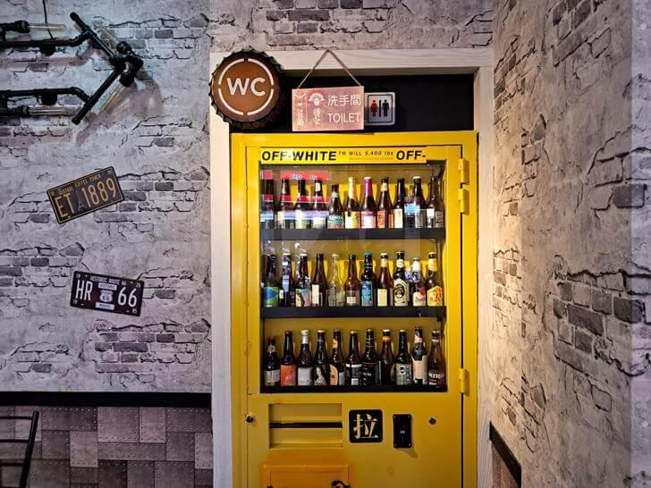 飲料機台後方就是洗手間