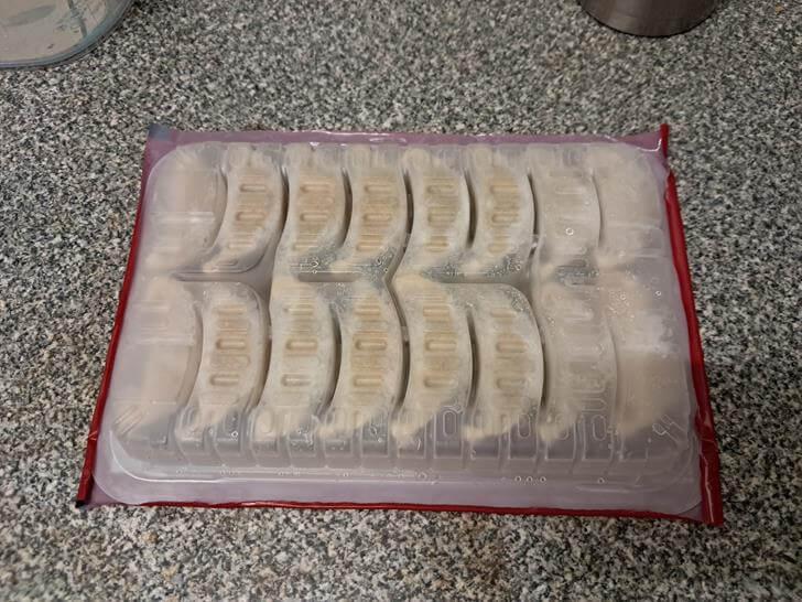 底下看得到每一顆水餃都是分開的