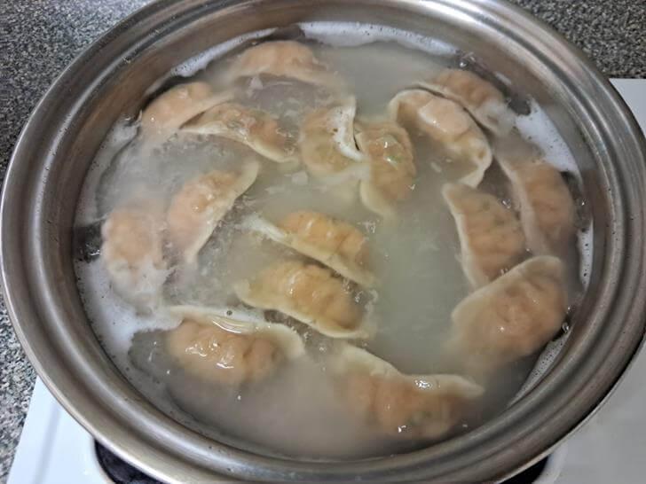 滾水下水餃囉！