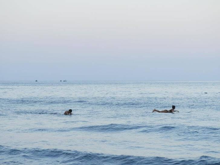 海面上很多人衝浪