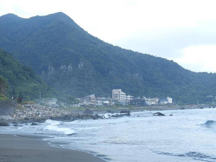 蜜月灣後方就是山