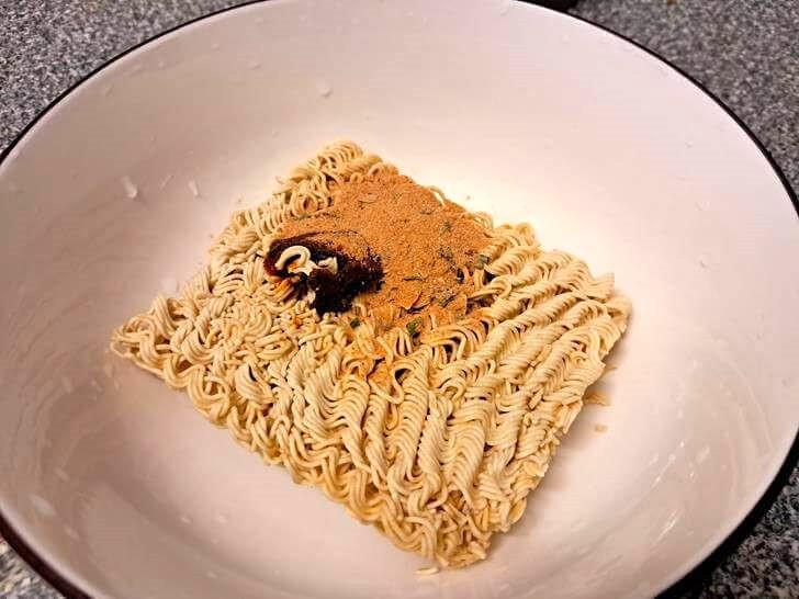 加入調味料包及調味粉包