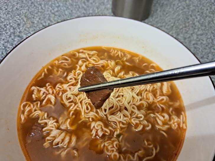牛肉塊特寫，這大小實在不大塊