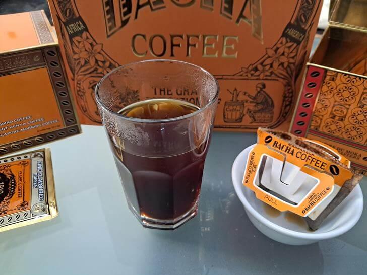 沖泡完成的BACHA COFFEE 濾掛咖啡