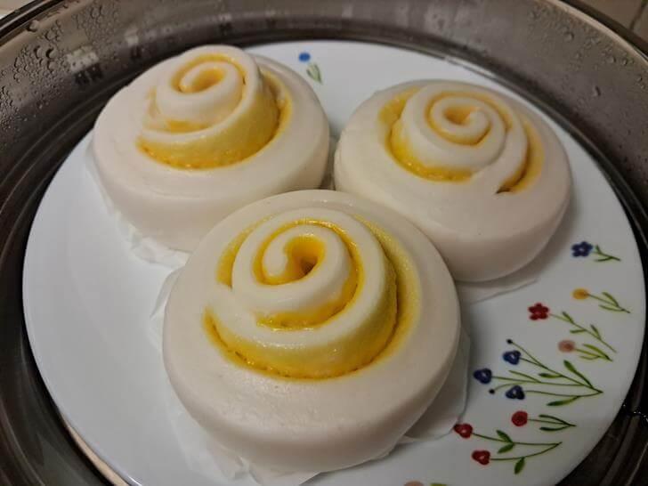 將義美乳酪捲放進電鍋蒸
